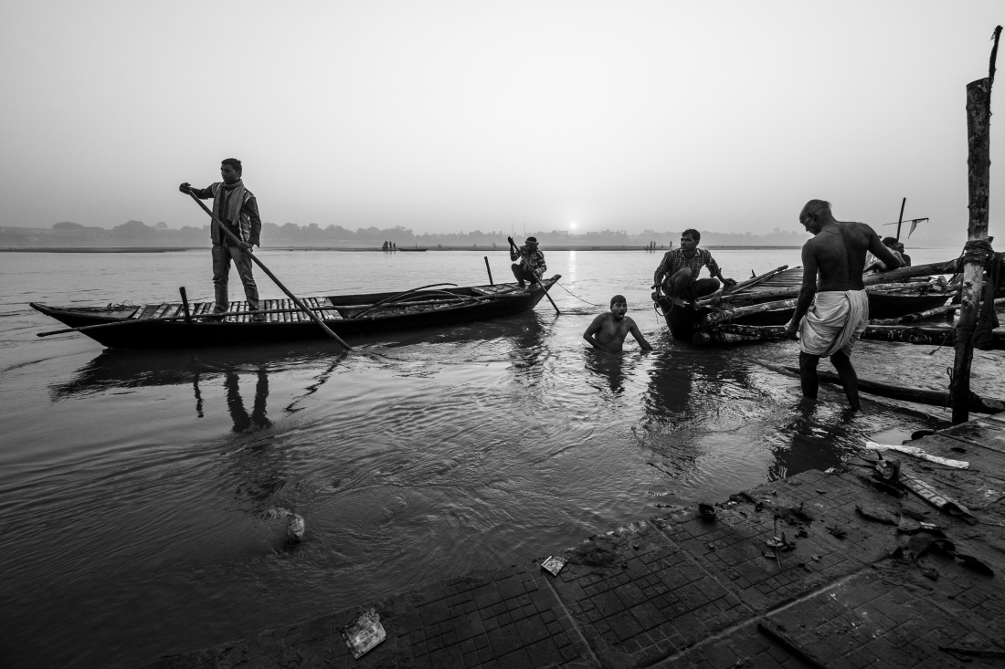 The morning puja along the Gandak river 