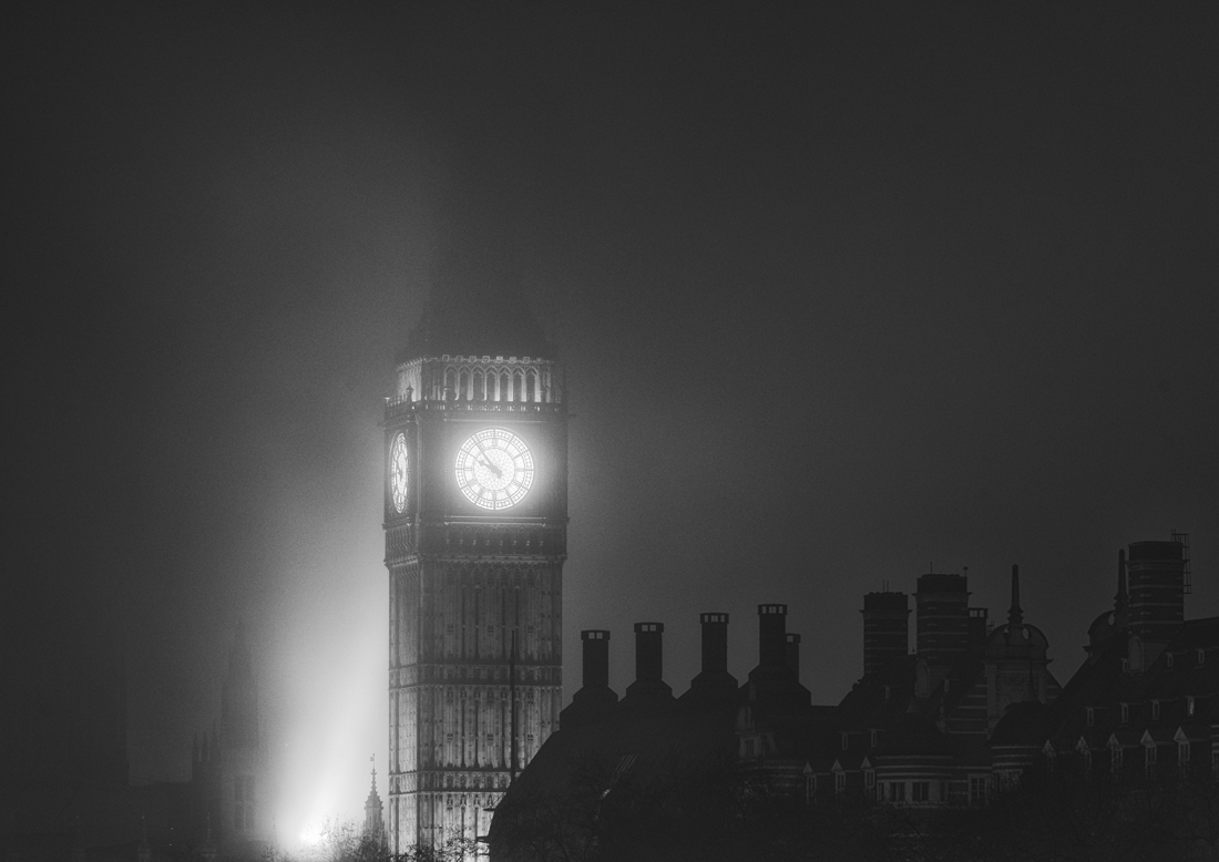 FOGGY NIGHT IN LONDON