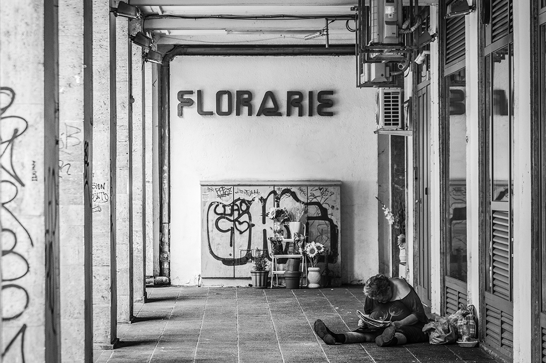 How lonely is human in urbanized space?