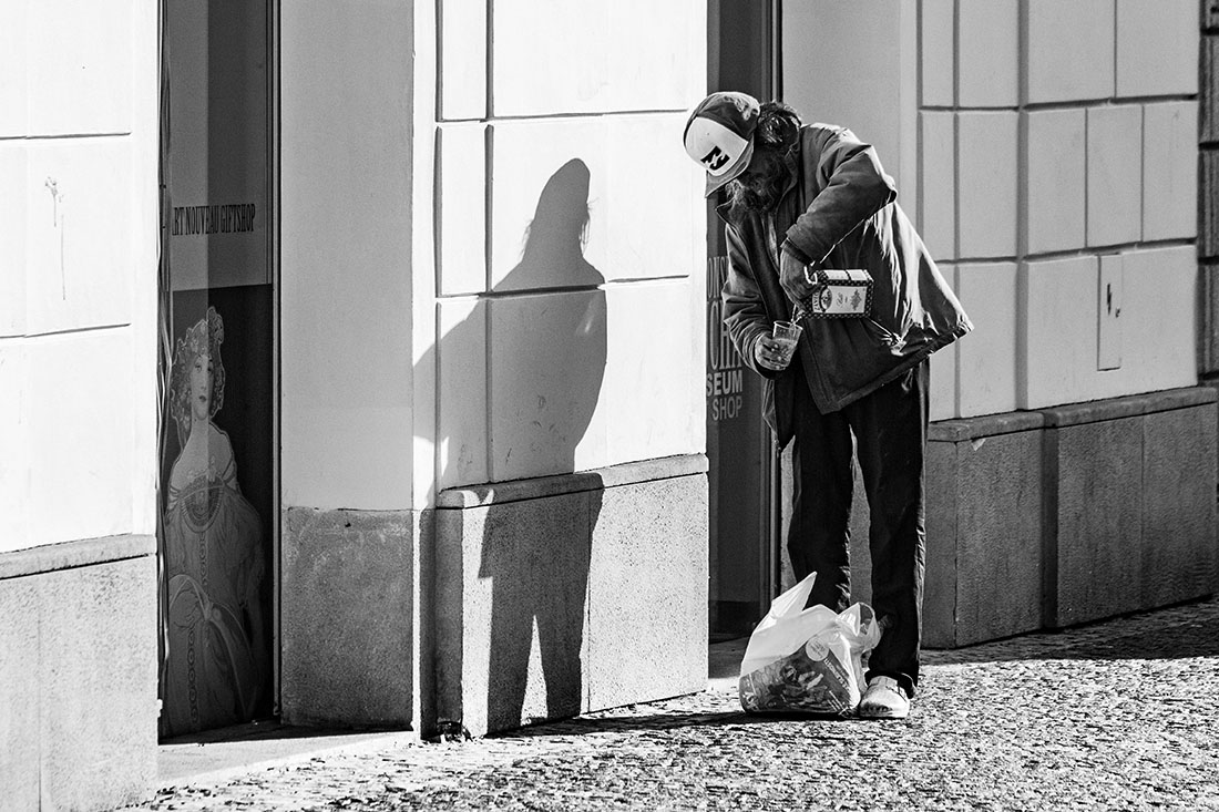 How lonely is human in urbanized space?