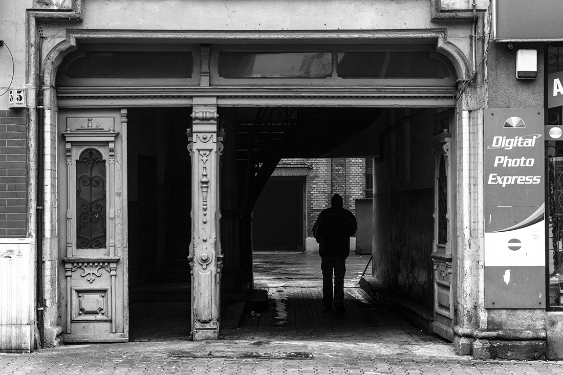 How lonely is human in urbanized space?