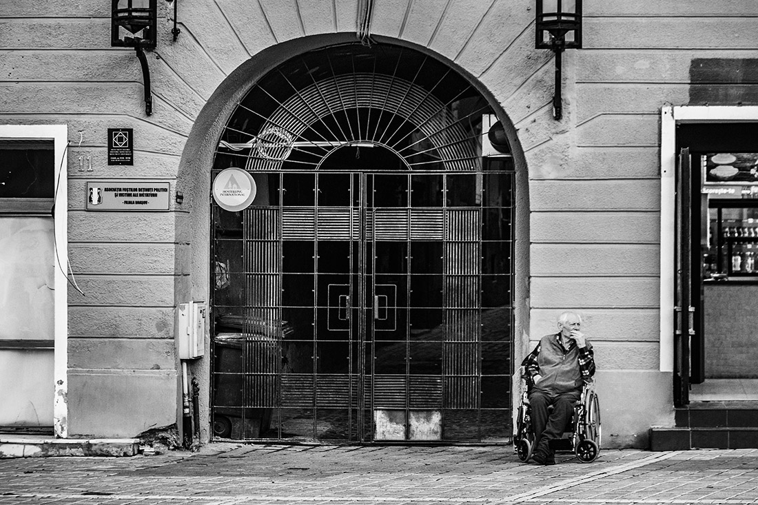 How lonely is human in urbanized space?