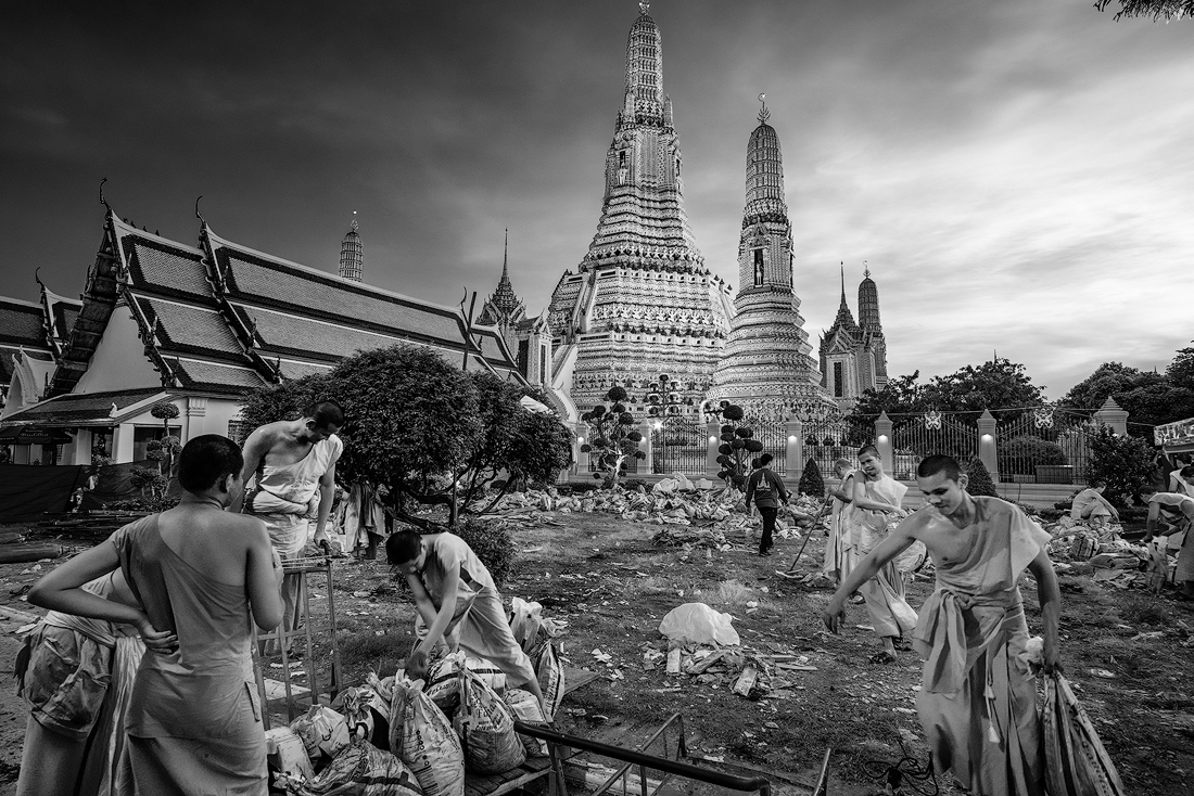Wat Arun workers