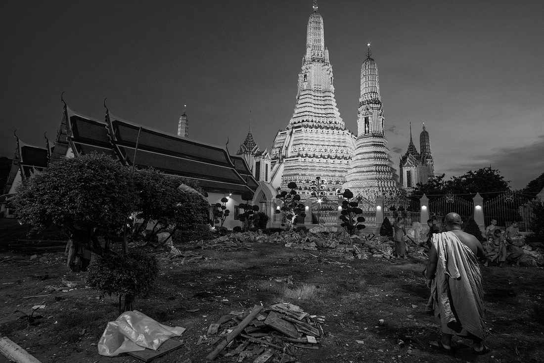 Wat Arun workers