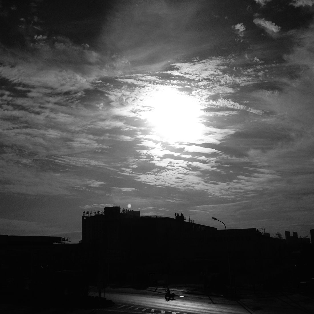 一年之计在于晨. （An hour in the morning is worth two in the evening.）