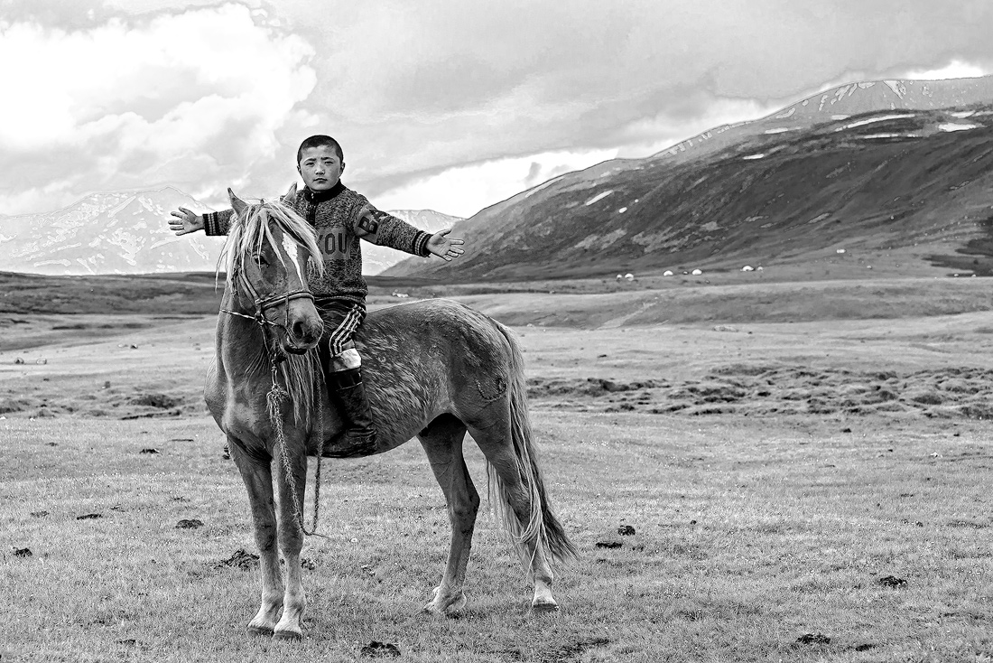 Five Years Apart ; A Boy's Grow Up in Western Mongolia 