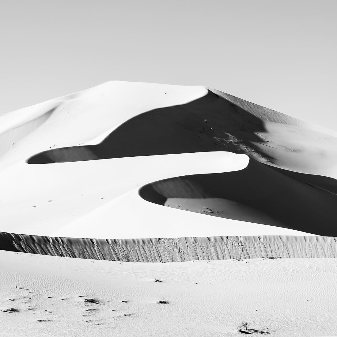Lovely curves in Sahara