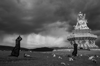 Nuns on the Tibetan grassland